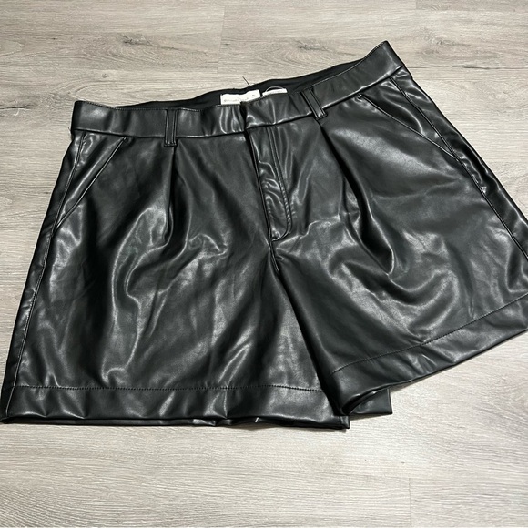Abercrombie Vegan Leather Shorts Size XL - Picture 1 of 4